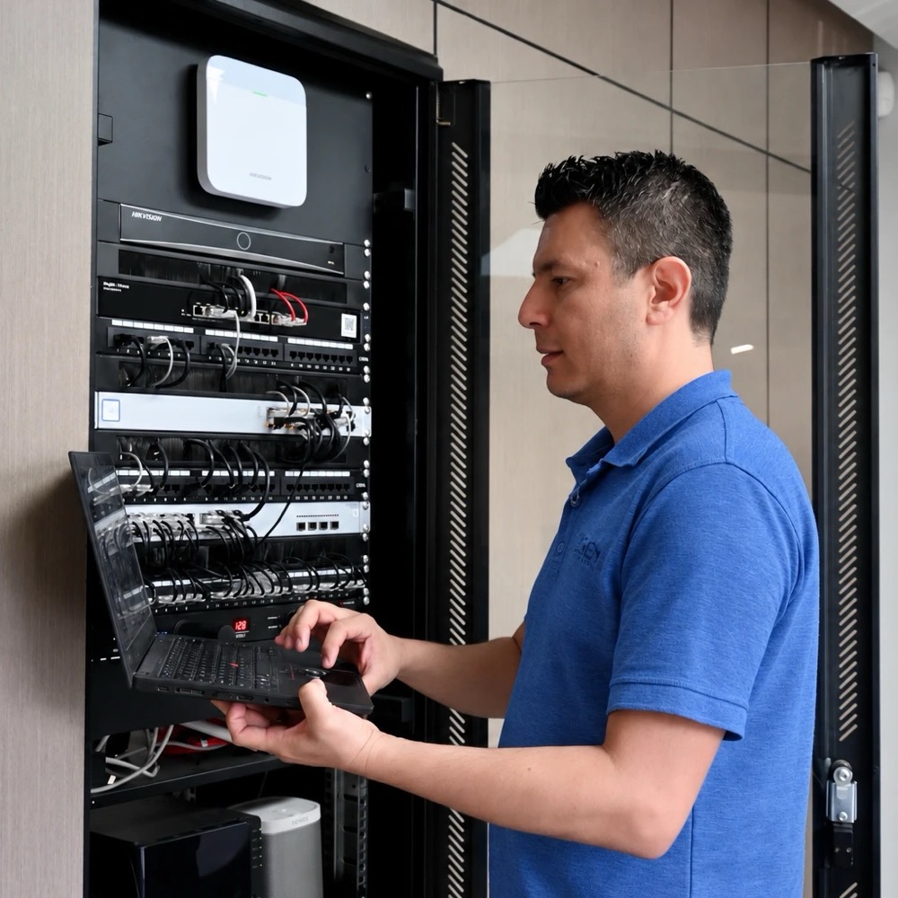 Técnico de GBX Sistemas revisando un rack de servidores en las oficinas de un cliente